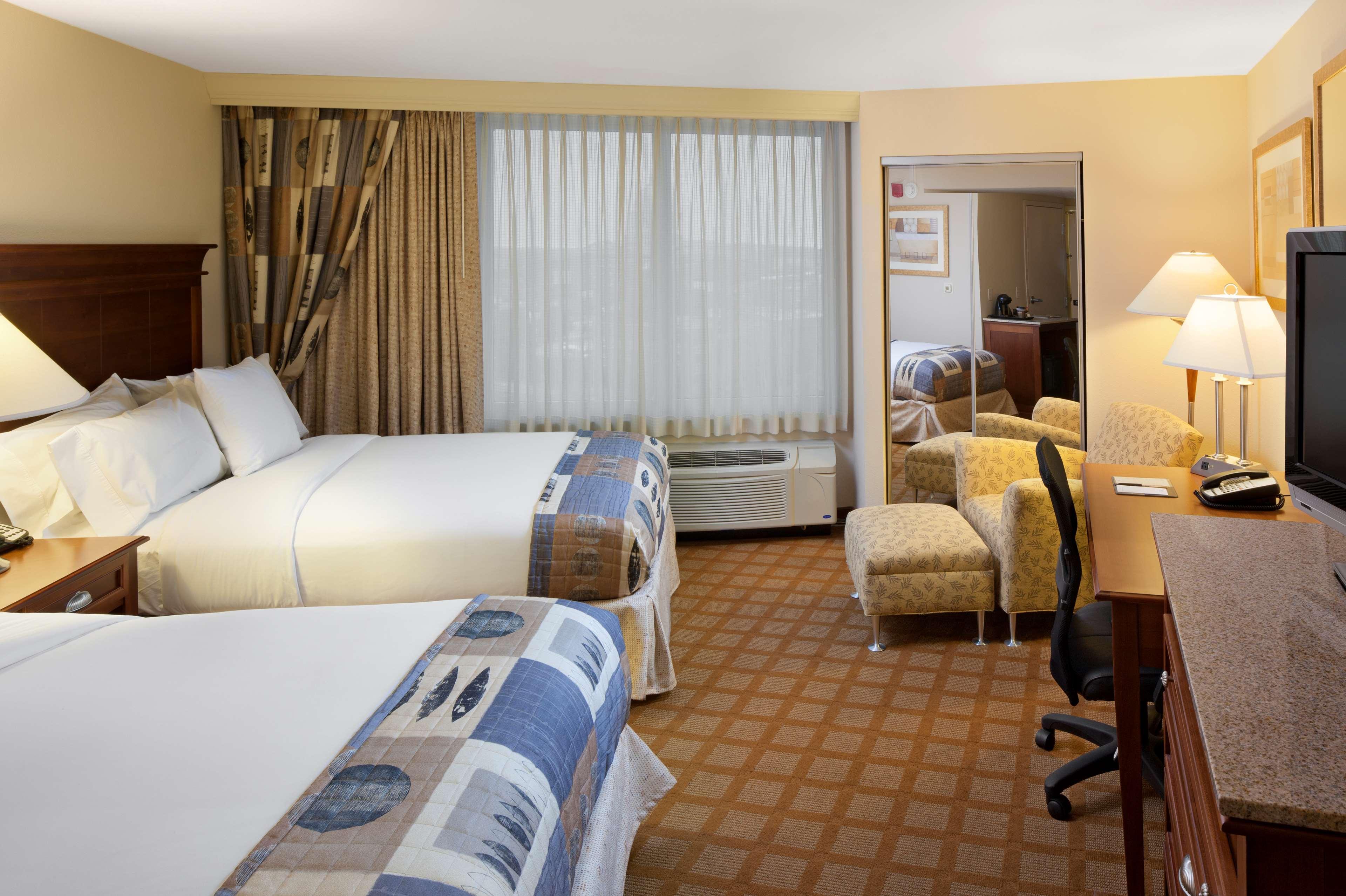 Doubletree By Hilton Jefferson City Room photo